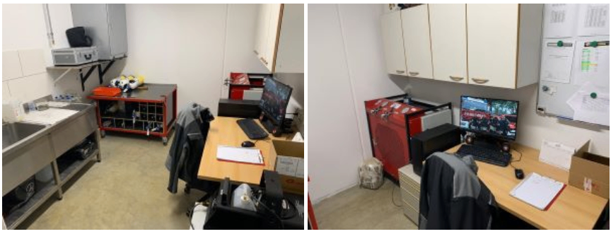 Zwei Bilder eines Büroraums mit Schreibtischen, Monitoren, Tastaturen und Stühlen. Das linke Bild zeigt einen unordentlichen Schreibtisch mit einer roten Aufbewahrungseinheit und einem Regal mit verschiedenen Gegenständen. Das rechte Bild zeigt einen besser organisierten Schreibtisch mit einem Computermonitor, einer Tastatur und einer Maus.