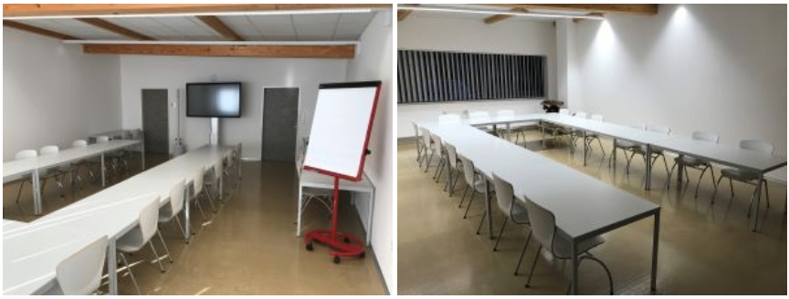 Zwei Bilder eines Konferenzraums mit langen Tischen und Stühlen, eines mit einer Whiteboard und einem montierten Fernseher, das andere mit einem langen Tisch und Stühlen in U-Form angeordnet.