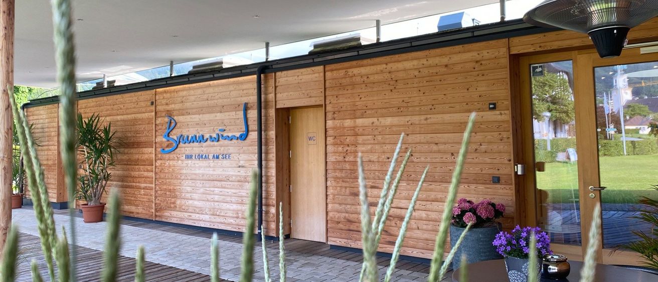 Bild enthält, Indoors, Interior Design, Wood, Wood Panels, Plywood, Hardwood, Plant, Stained Wood, Outdoors, Flower