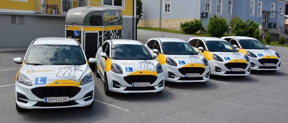 Bild enthält, Car, Transportation, Vehicle, Road, License Plate