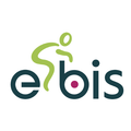 Das Logo für eBis zeigt eine stilisierte grüne Figur, die auf einem Fahrrad sitzt, mit dem Wort eBis in fetten schwarzen Buchstaben.