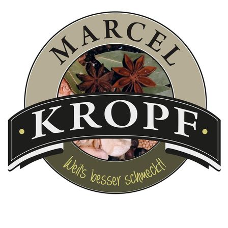Marcel Kropf Logo mit einer Mischung aus Gewürzen und Kräutern und dem Slogan 'Weil's besser schmeckt!' in grünen Buchstaben.