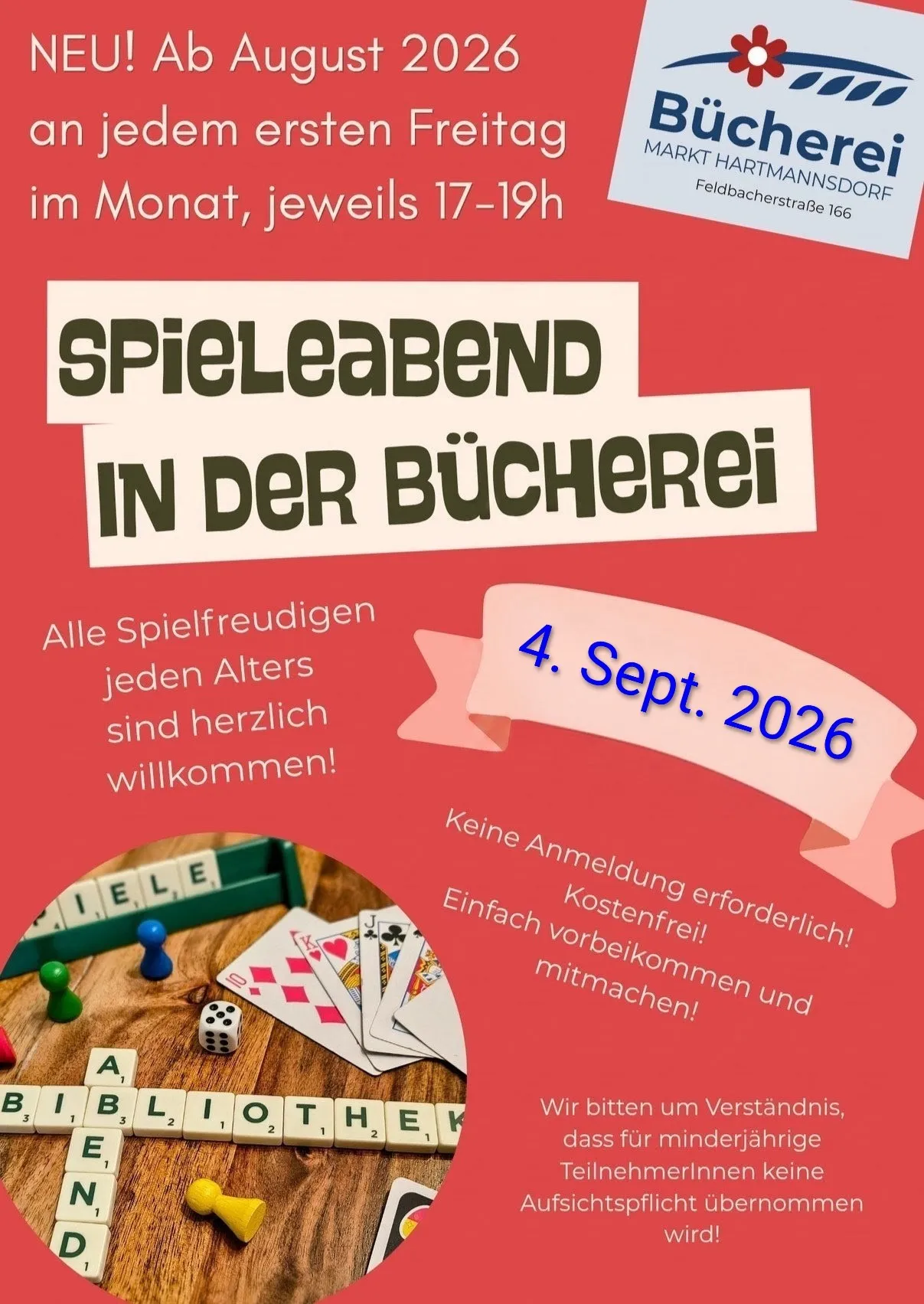 Plakat für einen Spieleabend in der Bücherei am 4. September 2026. Das Plakat zeigt einen Holztisch mit einem Scrabble-Brett, Würfeln und Spielkarten. Der Text ist auf Deutsch und lädt alle Spielbegeisterten jeden Alters ein.