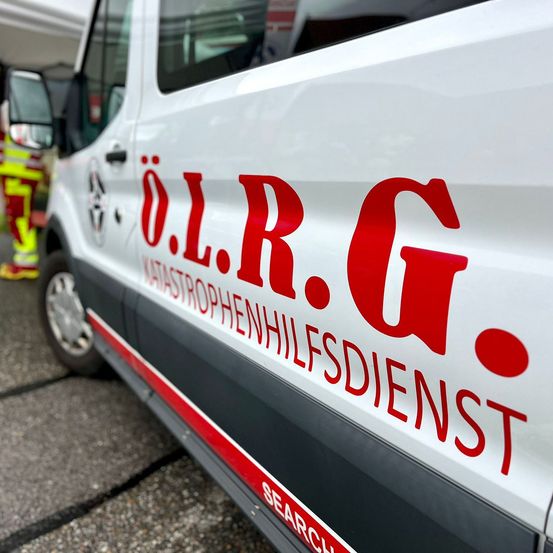 Nahaufnahme eines weißen Fahrzeugs mit roten Buchstaben O.L.R.G. und dem Text Katastrophenhilfsdienst darunter.