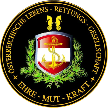 Das Emblem zeigt einen Schild mit rotem Hintergrund, einem goldenen Anker und einem weißen Streifen. Es ist von Lorbeerblättern und Seepferdchen umgeben. Der Text lautet 'Österreichische Lebens-Rettungs-Gesellschaft'.