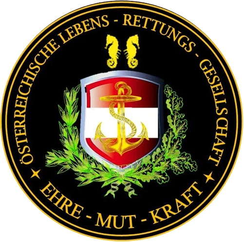 Das Emblem zeigt einen Schild mit rotem Hintergrund, einem goldenen Anker und einem weißen Streifen. Es ist von Lorbeerblättern und Seepferdchen umgeben. Der Text lautet 'Österreichische Lebens-Rettungs-Gesellschaft'.