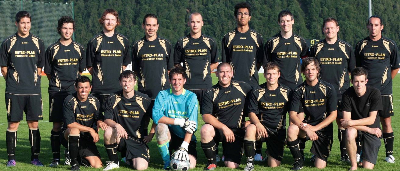 Bild enthält, People, Person, Team, Grass, Groupshot, T-Shirt, Adult, Male, Man, Teen