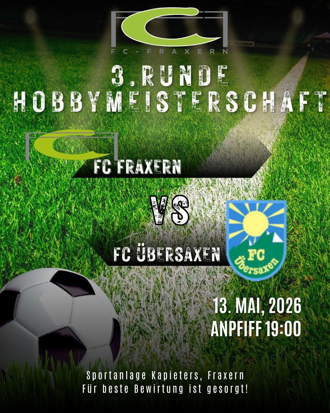 Fußballspielplakat mit FC Fraxern gegen FC Obersaxen. Datum: 13. Mai 2026, Anpfiff um 19:00. Der Ball ist auf einem Rasenfeld.