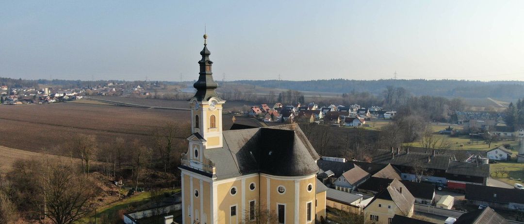 Bild enthält, Building, Clock Tower, Tower, Outdoors, Monastery, Spire, Housing, Cityscape, House, Aerial View
