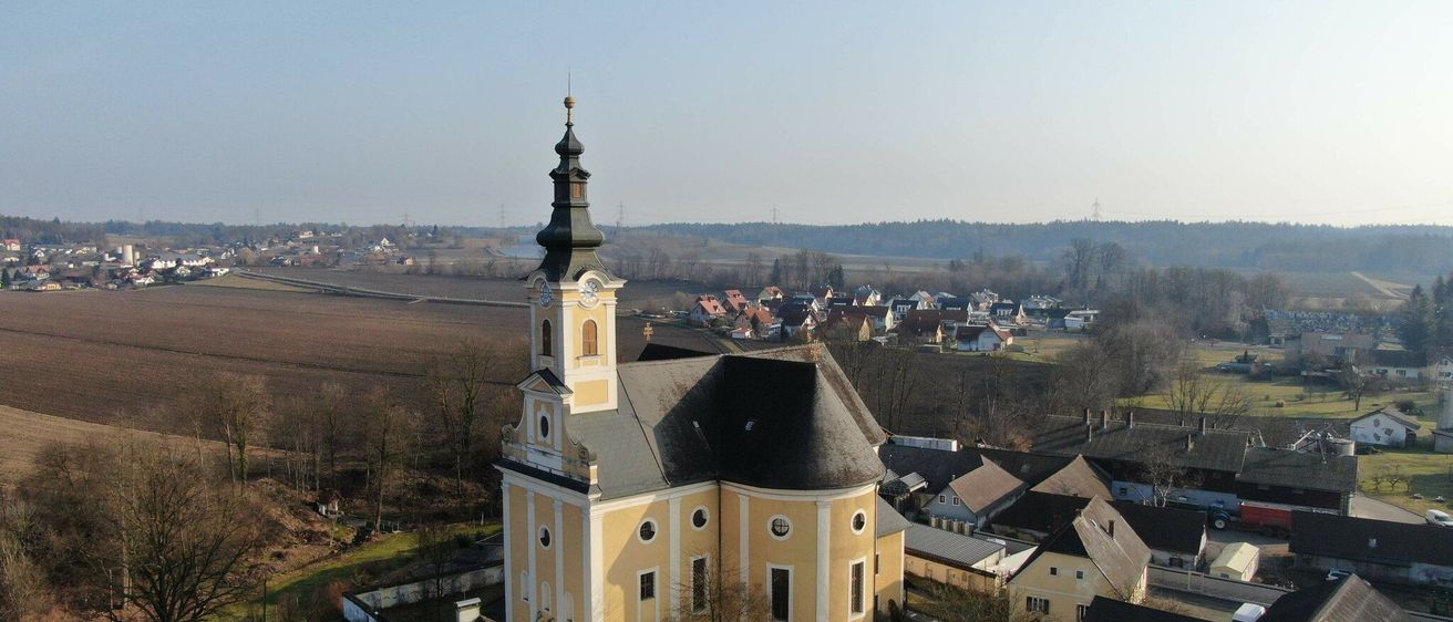 Bild enthält, Building, Clock Tower, Tower, Outdoors, Monastery, Spire, Housing, Cityscape, House, Aerial View