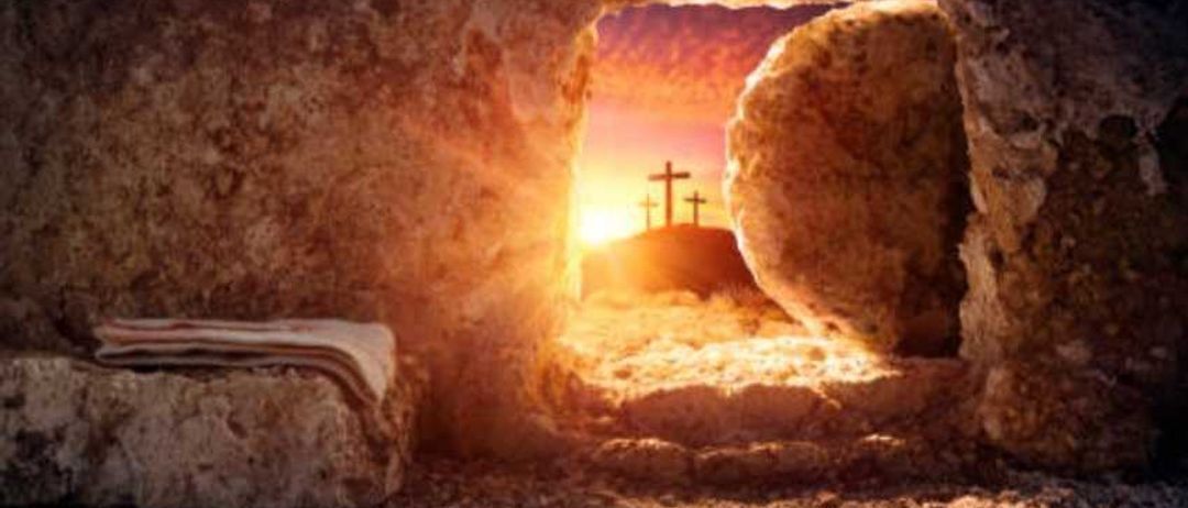 Ein leeres Grab wird vom untergehenden Sonnenlicht beleuchtet, mit drei Kreuzen im Hintergrund sichtbar.