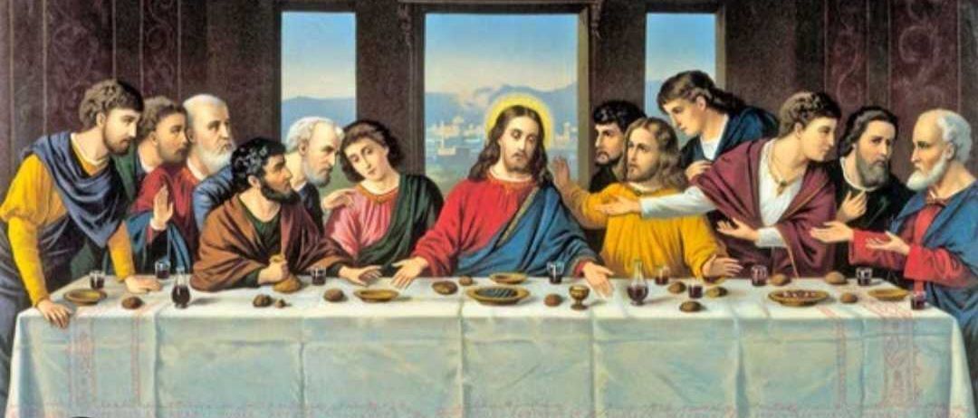 Ein Gemälde von Jesus Christus und seinen Jüngern beim Letzten Abendmahl, sitzend um einen langen Tisch mit Speisen und Wein und Jesus in der Mitte betrachtend.