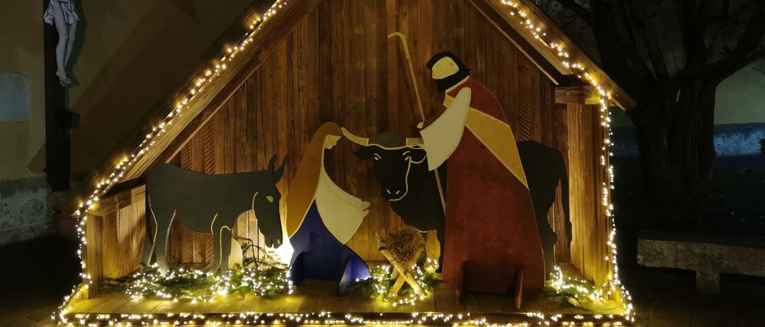 Bild enthält, Person, Christmas, Christmas Decorations, Festival, Adult, Female, Woman