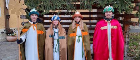 Bild enthält, Adult, Female, Person, Woman, People, Coat, Student, Priest, Helmet, Face