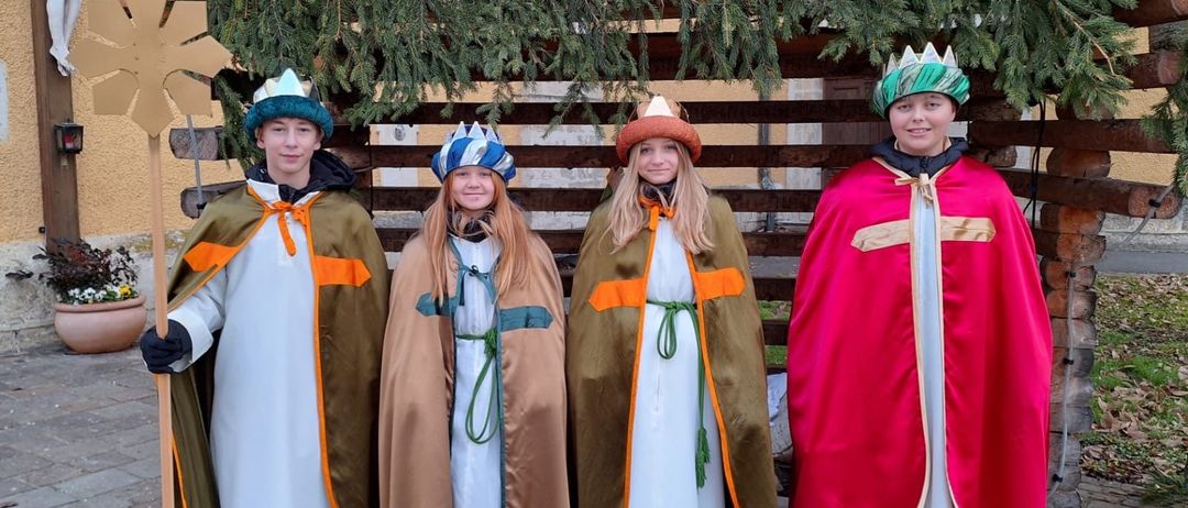 Bild enthält, Adult, Female, Person, Woman, People, Coat, Student, Priest, Helmet, Face