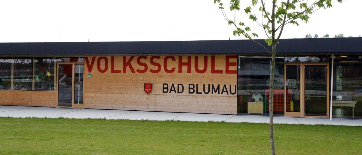 Bild enthält, Architecture, Building, Outdoors, Shelter, Grass, Plant, Shop, Indoors