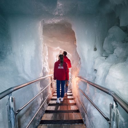 Bild enthält, Handrail, Housing, Staircase, Ice, Person, Nature, Outdoors, Jeans, Pants, Shoe