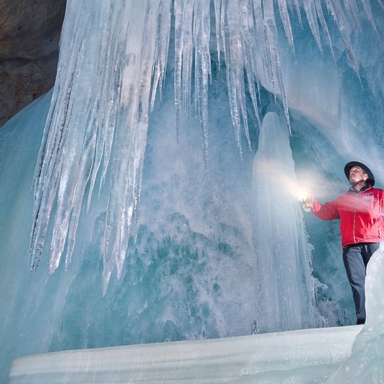 Bild enthält, Outdoors, Ice, Nature, Adult, Male, Man, Person, Face, Winter, Snow