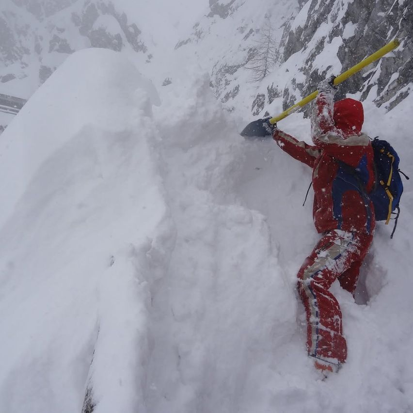 Bild enthält, Outdoors, Nature, Device, Shovel, Tool, Avalanche, Snow, Person, Skiing, Sport