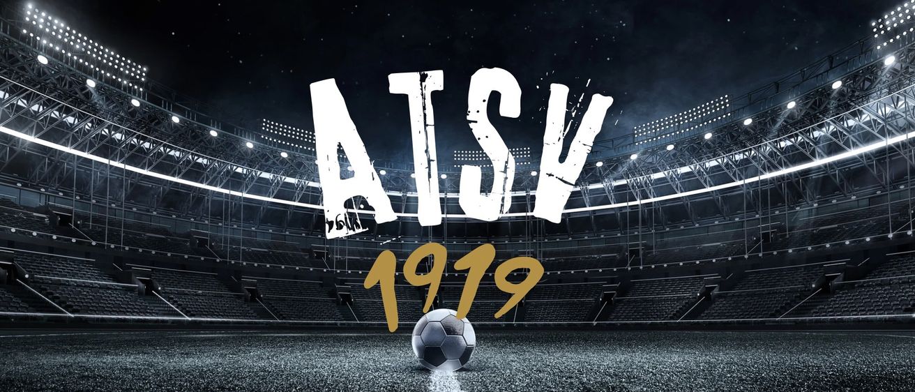 Ein Fußball liegt auf dem Spielfeld, mit 'ATSV' und '1919' in fetter Schrift. Der Hintergrund zeigt ein leeres Stadion mit Lichtern.