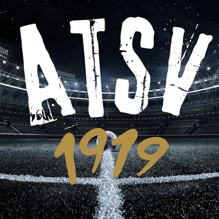 Ein großes Stadion ist leer mit den Buchstaben 'ATSV' über einem Fußball und der Nummer '1919' darunter.