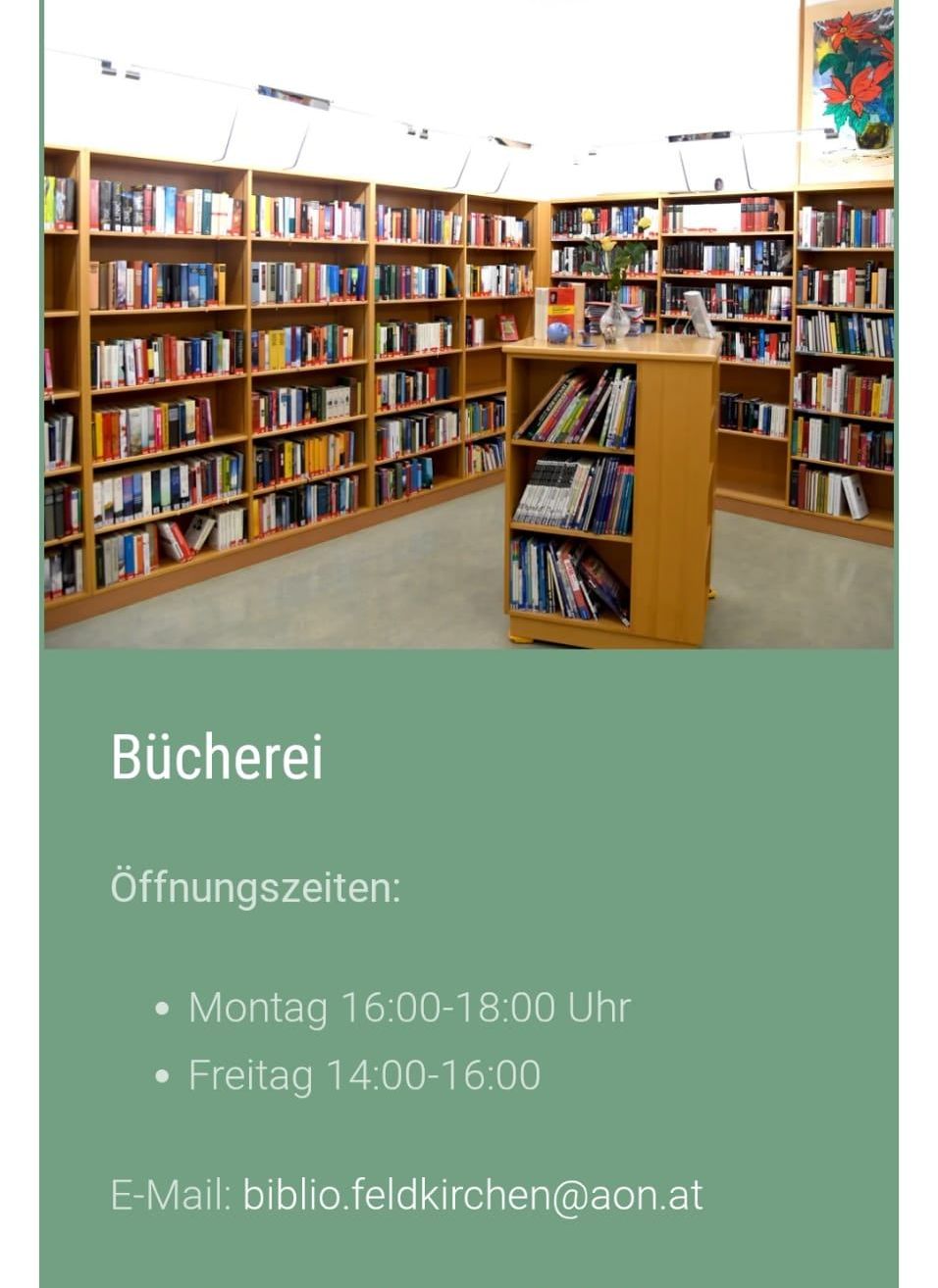 Eine Buchhandlung mit Holzregalen, gefüllt mit Büchern. Die Öffnungszeiten sind auf einem grünen Hintergrund angezeigt.