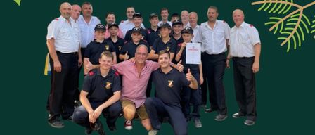 Ein Plakat der FF-Jugend lädt zu einem Punschstand am 20. Dezember von 16 bis 22 Uhr ein und zeigt eine Gruppe von Menschen in Uniform. Die Veranstaltung beinhaltet selbstgemachten Punsch, Kuchen, Brot und ein gemütliches Lagerfeuer.