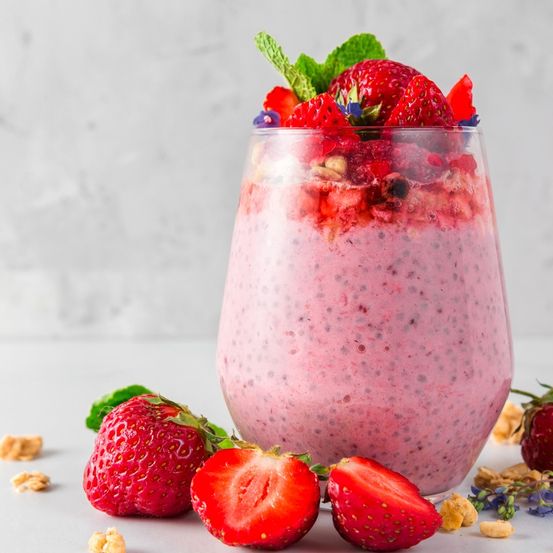 Bild enthält, Cream, Dessert, Food, Ice Cream, Berry, Produce, Strawberry, Mousse, Beverage, Juice