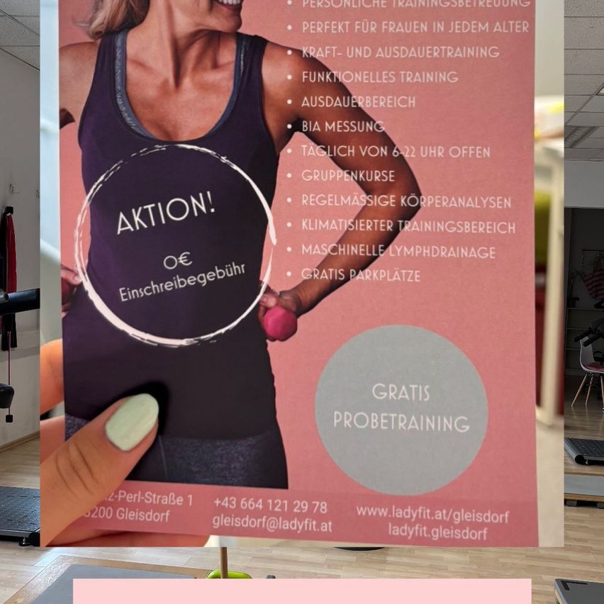 Ein Flyer zeigt eine Frau im Fitnessstudio, die Hanteln hält. Es bietet persönliches Training, Kraft- und Ausdauertraining, funktionelles Training und mehr. Das Fitnessstudio ist täglich von 6-22 Uhr geöffnet. Es bietet Gruppenkurse, Massagen, Körperanalyse und kostenlose Parkplätze an.