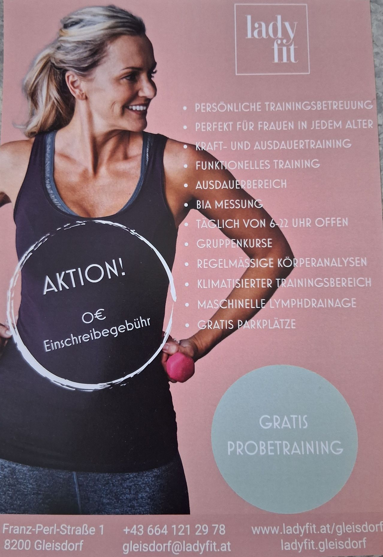 Eine Frau im Fitnessstudio trägt ein schwarzes Tanktop und hält rote Gewichte. Das Bild enthält Text auf Deutsch. Es bewirbt persönliches Training, perfekt für Frauen jeden Alters. Weitere Dienstleistungen umfassen funktionelles Training, Ausdauertraining und Massagen.
