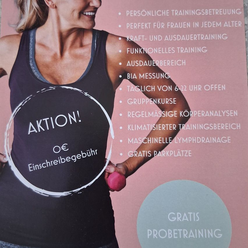 Eine Frau in einem schwarzen Tanktop mit Hanteln posiert für einen Fitness-Flyer. Der Flyer bietet persönliches Training, geeignet für Frauen jeden Alters, mit Funktionen wie klimatisierten Bereichen, Gruppenkursen und kostenlosen Parkplätzen. Der Text 'AKTION!' und 'Einschreibunggebühr' sind hervorgehoben.