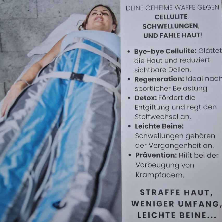Eine Frau liegt in einem blauen Anti-Cellulite-Anzug und sieht entspannt auf einem Bett aus. Ein weißes Schild listet Vorteile des Anzugs auf, einschließlich der Reduzierung von Cellulite, der Unterstützung der Regeneration, der Entgiftung und der Vorbeugung von Krämpfen.