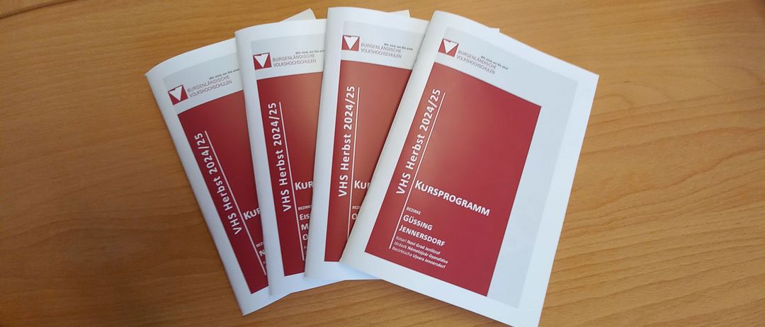 Bild enthält, Advertisement, Poster, Book, Publication, Text, Business Card, Paper