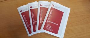Bild enthält, Advertisement, Poster, Book, Publication, Text, Business Card, Paper