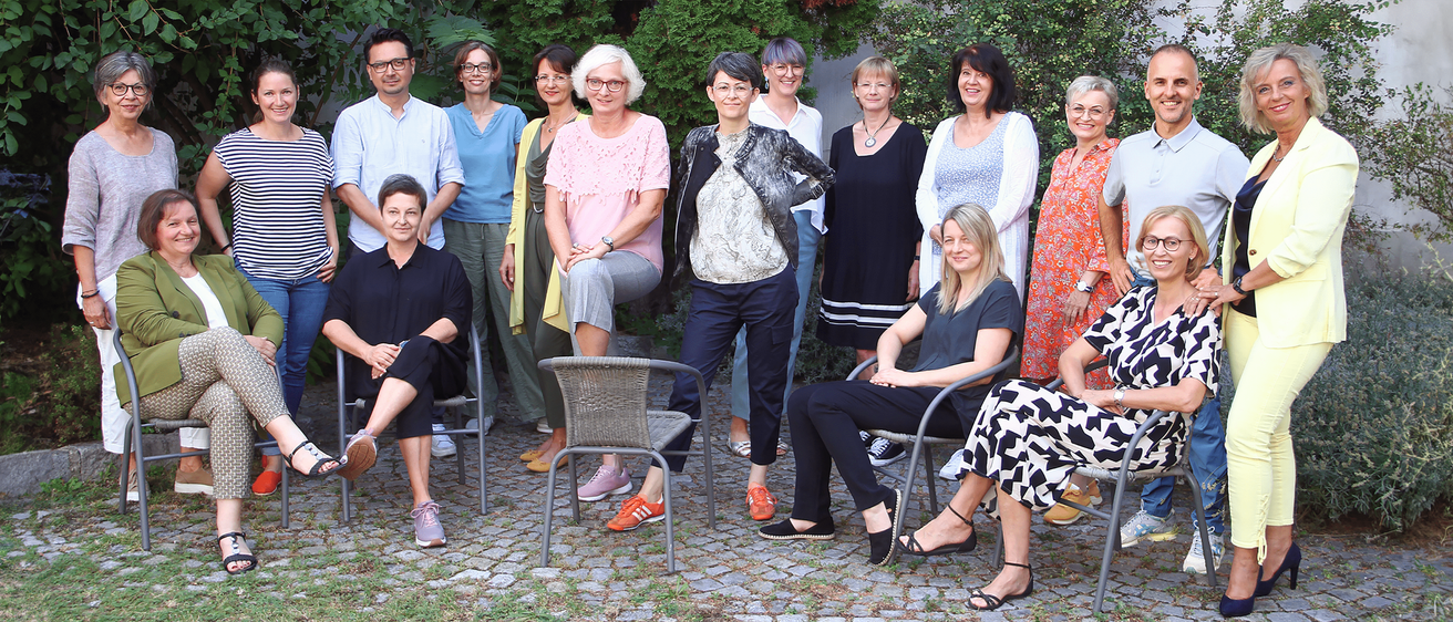 Bild enthält, Groupshot, Person, People, Adult, Female, Woman, Shoe, Wristwatch, Chair, Necklace