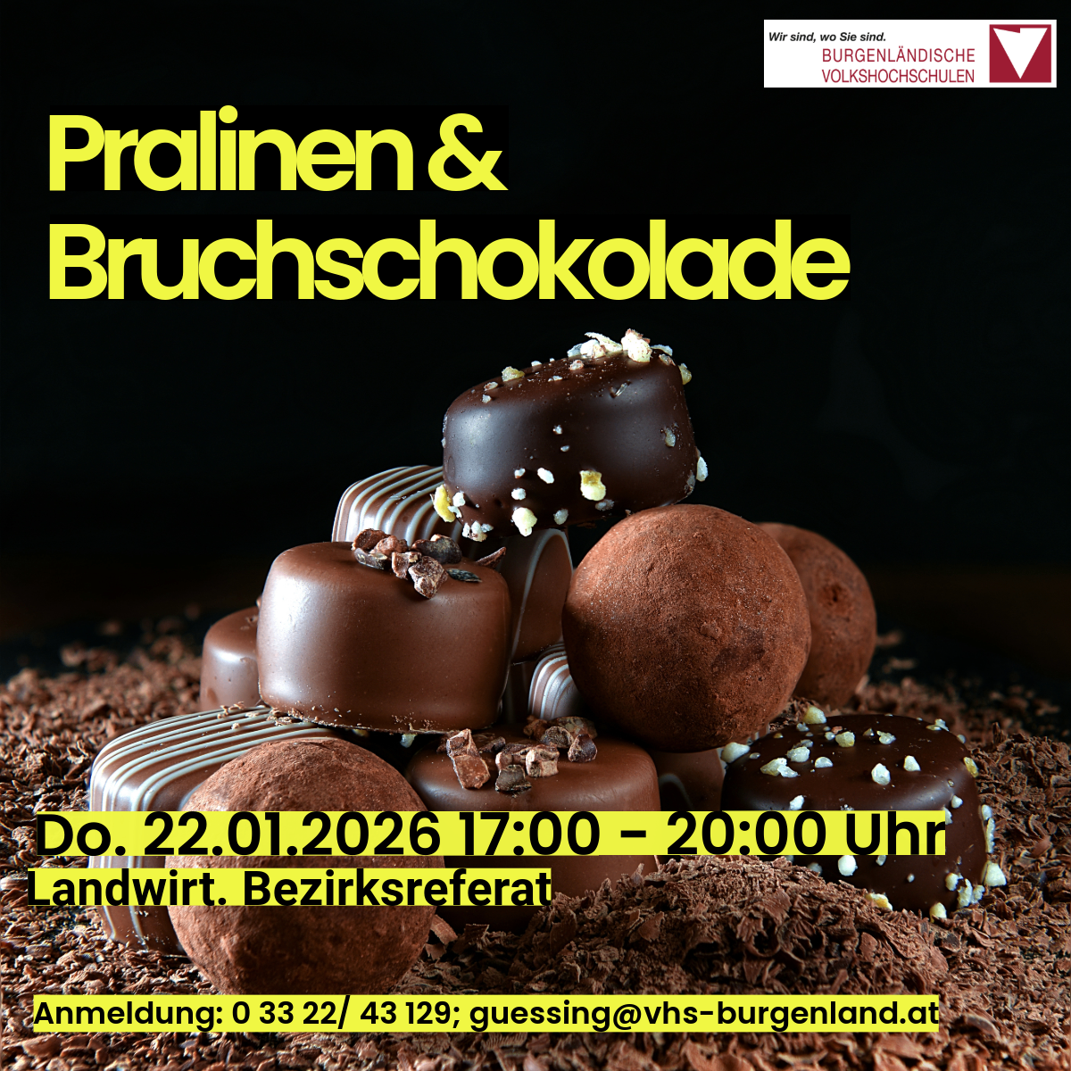 Ein Bild, das einen Haufen Schokoladenpralinen und -splitter zeigt, mit gelbem Text, der Pralinen & Bruchschokolade besagt. Unten steht Datum und Uhrzeit, sowie eine Kontakt-E-Mail.