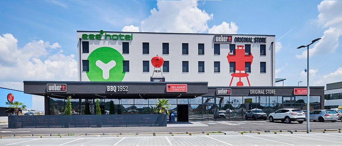 Bild enthält, Architecture, Building, Terminal, Car, Transportation, Vehicle, Machine, Wheel, Person, Outdoors