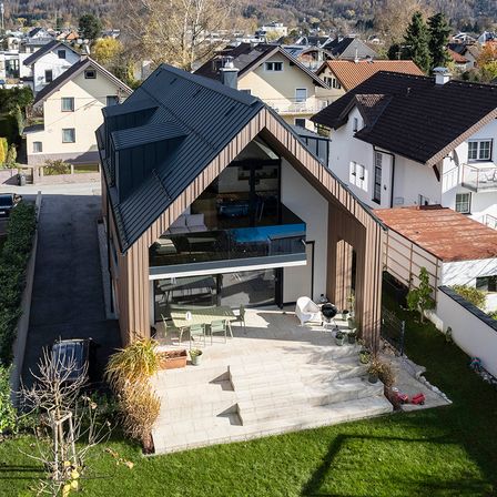 Bild enthält, Outdoors, Architecture, Building, Housing, House, Aerial View, Driveway, Car, Person, Suburb
