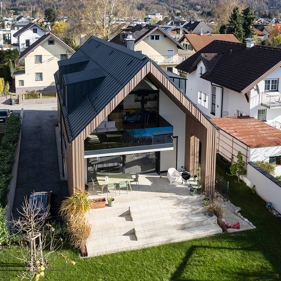 Bild enthält, Outdoors, Architecture, Building, Housing, House, Aerial View, Driveway, Car, Person, Suburb