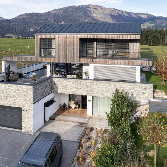 Bild enthält, Outdoors, Car, Vehicle, Architecture, Building, Housing, Aerial View, House, Swimming Pool, Water