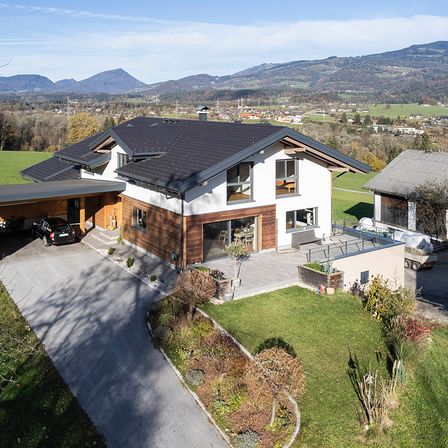 Bild enthält, Outdoors, Architecture, Building, Housing, Aerial View, House, Driveway, Car, Transportation, Vehicle