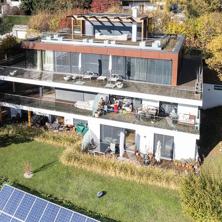 Bild enthält, Outdoors, Architecture, Building, Aerial View, Electrical Device, Solar Panels, House, Housing, Villa
