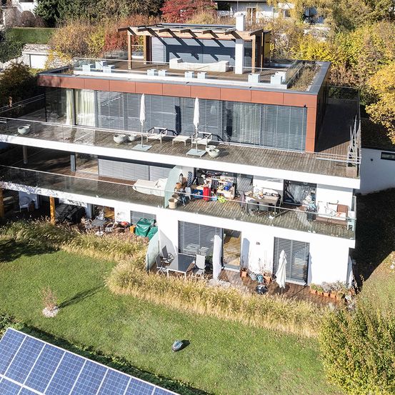 Bild enthält, Outdoors, Architecture, Building, Aerial View, Electrical Device, Solar Panels, House, Housing, Villa