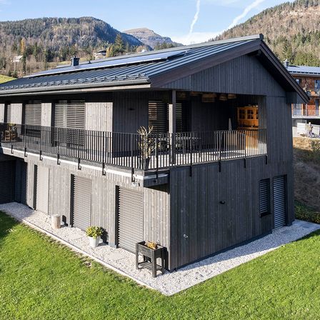 Bild enthält, Interior Design, Outdoors, Housing, House, Person, Plant, Nature, Cottage, Grass, Shelter