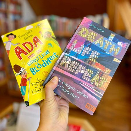 Bild enthält, Book, Publication, Advertisement, Poster, Business Card, Paper, Text, Person, Face, Head