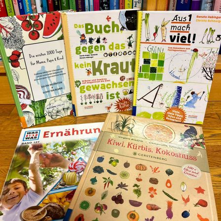 Bild enthält, Book, Publication, Person, Advertisement, Business Card, Paper, Text, Poster, Furniture, Face