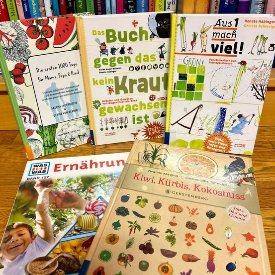 Bild enthält, Book, Publication, Person, Advertisement, Business Card, Paper, Text, Poster, Furniture, Face