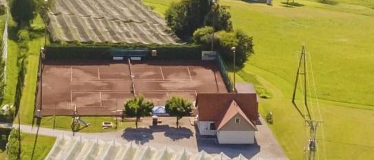 Bild enthält, Outdoors, Architecture, Building, Aerial View, Countryside, Nature, Rural, Housing, Farm