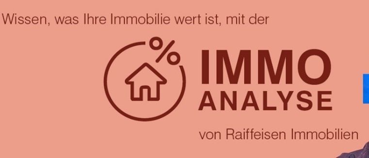 Ein Mann mit einer Lupe über dem Auge betrachtet ein Haussymbol. Der Text lautet: 'Der Wert Ihrer Immobilie, mit der Immo-Analyse von Raiffeisen Immobilien.'