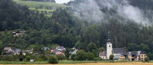 Bild enthält, Nature, Outdoors, Scenery, Countryside, Rural, Village, Car, Vehicle, Tree, Building